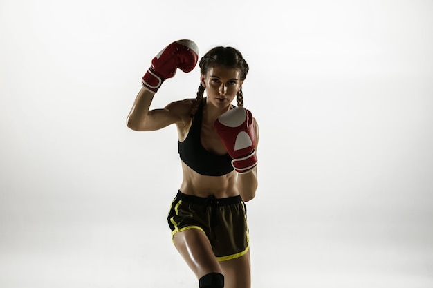 Подходит кавказская женщина в боксе спортивной одежды, изолированные на фоне белой студии