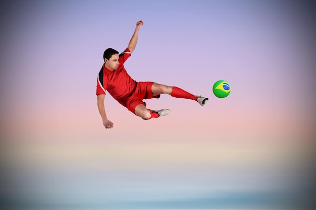 紫の背景にジャンプして蹴るサッカー選手に合う