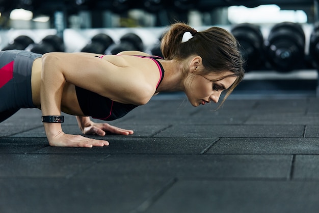 Photo fit girl with red short hair in gym