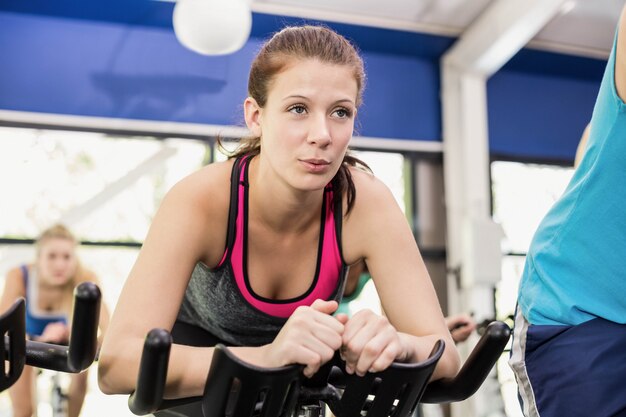 Fit groep mensen met behulp van hometrainer samen op gymnasium