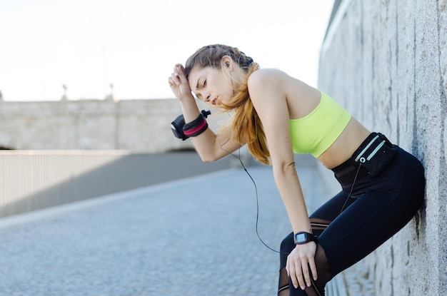 Photo fit happy woman resting after do sport running and workout