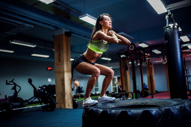 Fit jonge vrouwendoos die bij een crossfitstijl springt