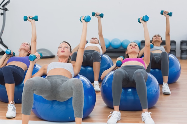 Fit klasse trainen met halters op fitness ballen