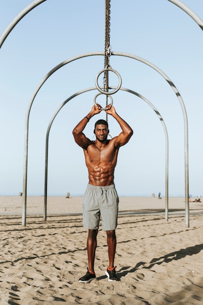 Fit man aan het werk op het strand