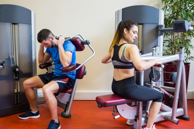 Fit man en vrouw die trainen