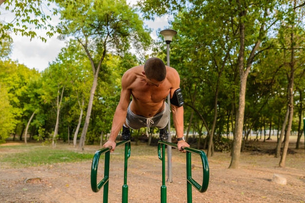 健康的な生活をリードする、公園で運動フィットの男