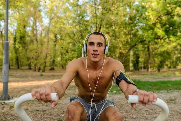 健康的な生活をリードする、公園で運動フィットの男