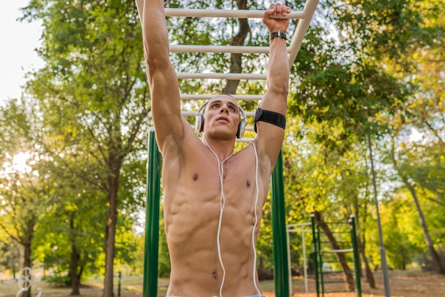 公園で運動する男性にフィットし、健康的な生活を送る