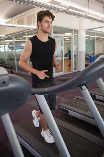 Fit man joggen op de loopband