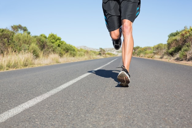 Fit man joggen op de openbare weg