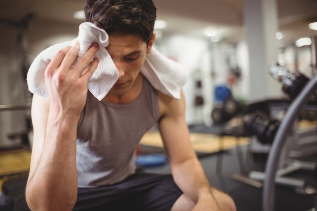 Fit man neemt een pauze van het sporten