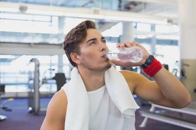 Fit man neemt een pauze van het sporten