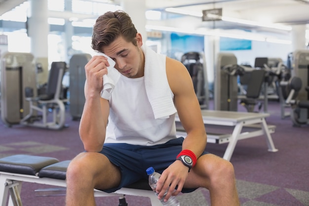 Fit man neemt een pauze van het sporten