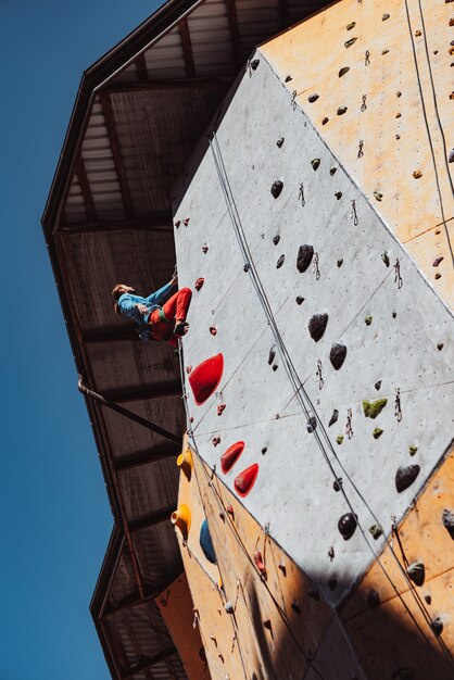 Foto uomo in forma che pratica arrampicata su roccia