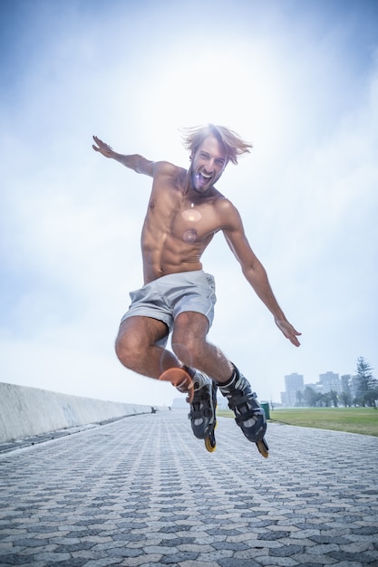 Fit man skaten op de promenade