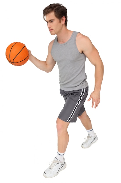 Fit man spelen basketbal