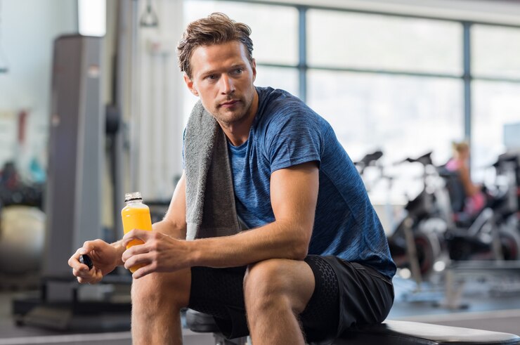 Fit человек с энергетическим напитком