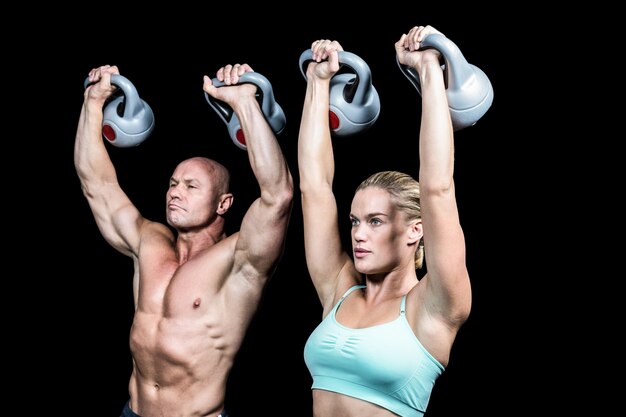 맞는 남자와 여자 kettlebells을 해제