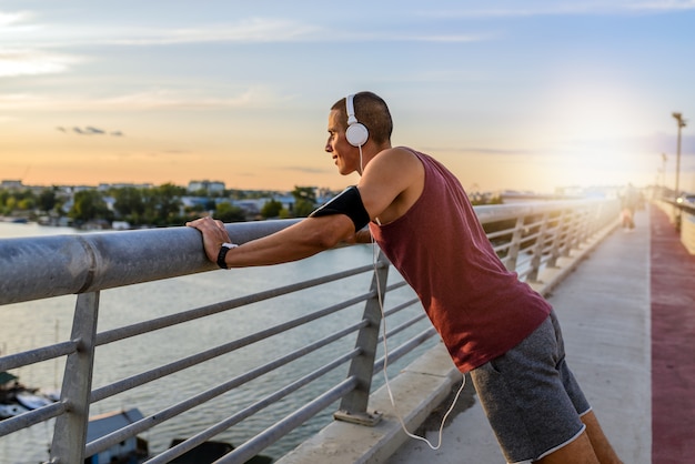 Fit mens uitoefent op de brug, leidt een gezond leven