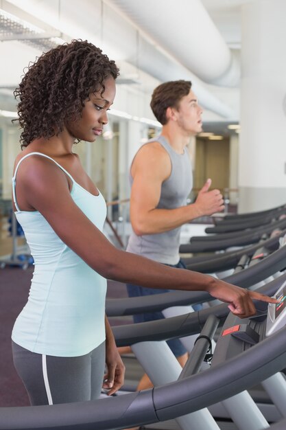 Fit mensen die op loopbanden lopen