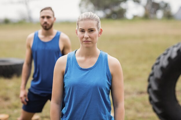 Fit mensen die rekoefeningen doen in een bootcamp