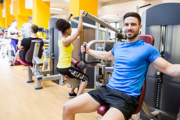 Fit mensen met behulp van gewichten machines