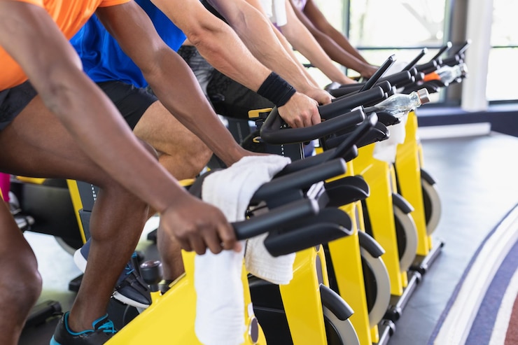 Foto fit mensen oefenen op een oefenfiets in een fitnesscentrum