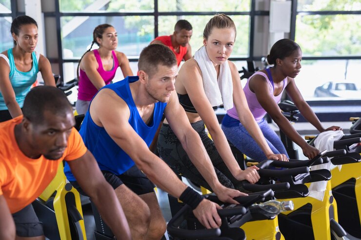 Foto fit mensen oefenen op een oefenfiets in een fitnesscentrum