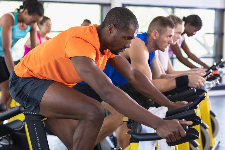 Foto fit mensen oefenen op een oefenfiets in een fitnesscentrum