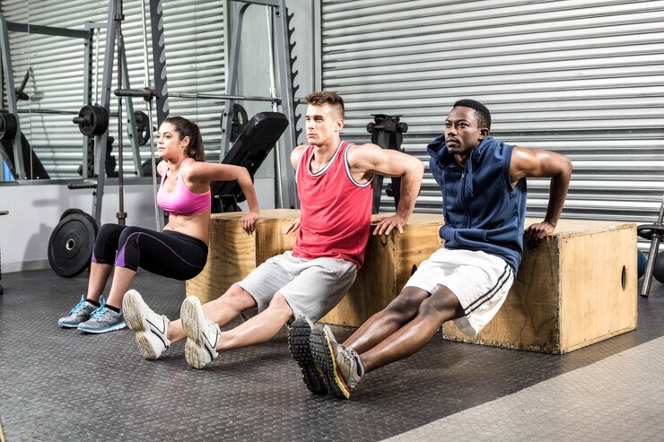 Foto fit mensen samen oefenen op crossfit sportschool