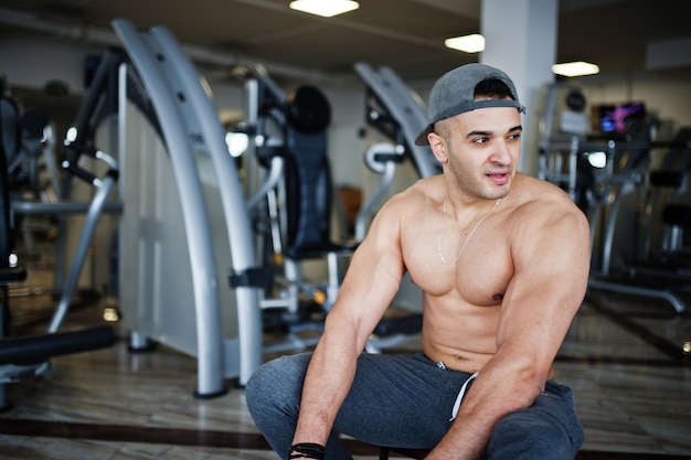 Uomo arabo in forma e muscoloso che fa allenamenti in palestra