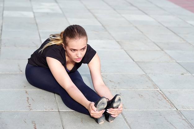 Fit of danser of fitness vrouw die oefening doet