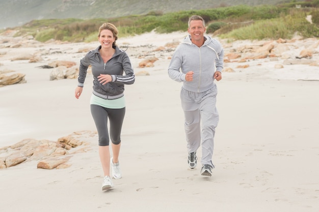 Fit paar joggen naar de camera