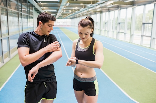 Fit paar op de indoorbaan