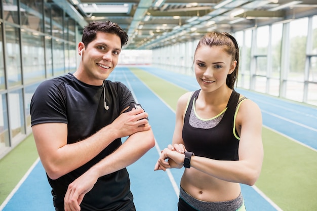 Fit paar op de indoorbaan