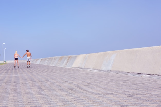 Fit paar skaten op de promenade