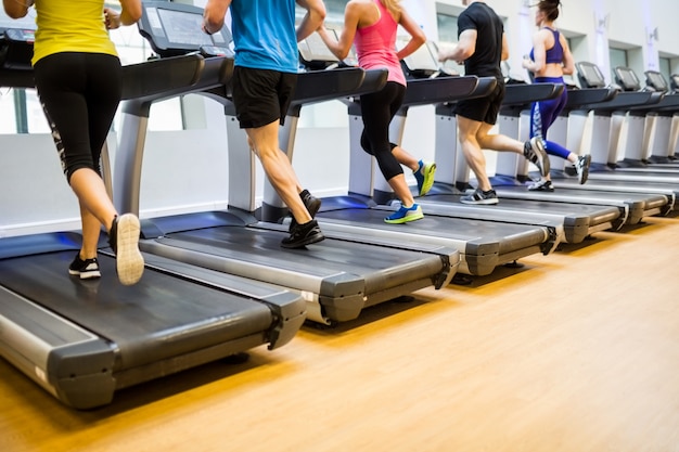 Foto adatta le persone che fanno jogging sul tapis roulant