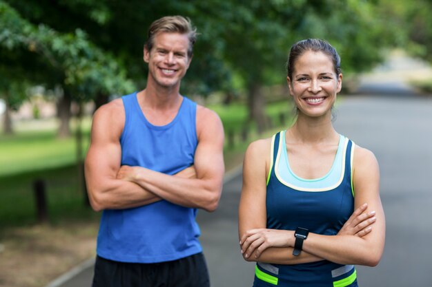 Fit persone in posa con le braccia incrociate