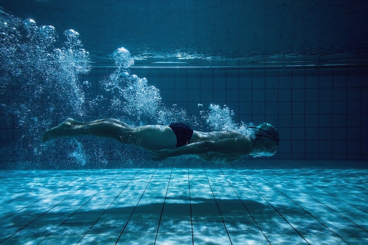 Photo fit swimmer training by himself