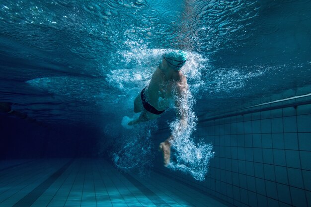 Photo fit swimmer training by himself