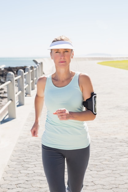 Fit volwassen vrouw joggen op de pier