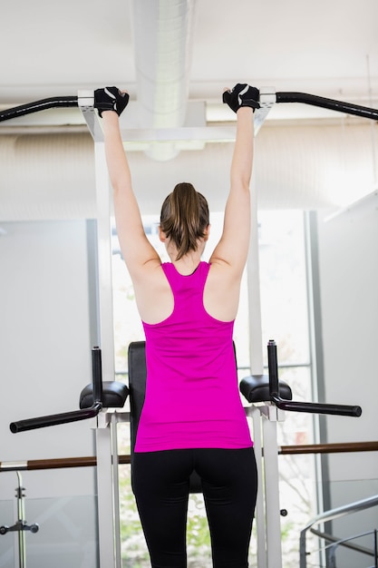 Fit vrouw doen trek in de sportschool