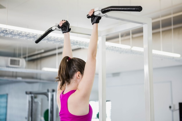 Fit vrouw doen trek in de sportschool