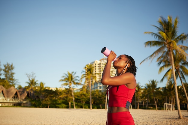 Fit vrouw drinkwater