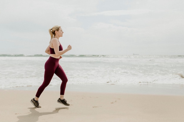 Fit vrouw joggen buitenshuis