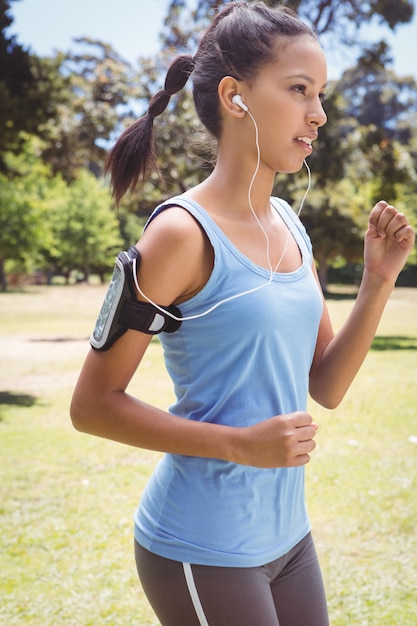 Fit vrouw joggen in het park