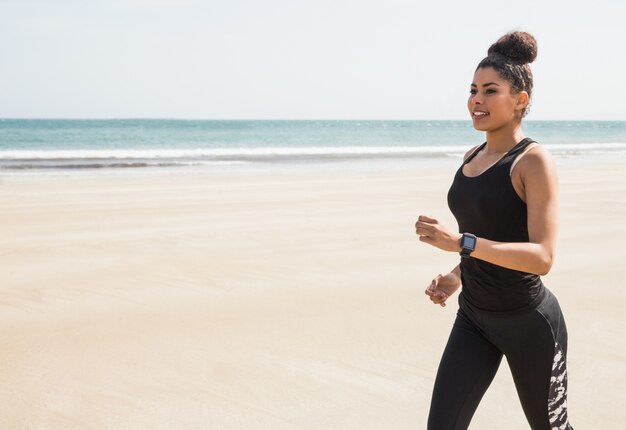 Fit vrouw joggen op het zand