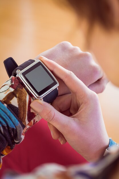 Fit vrouw met behulp van haar smartwatch