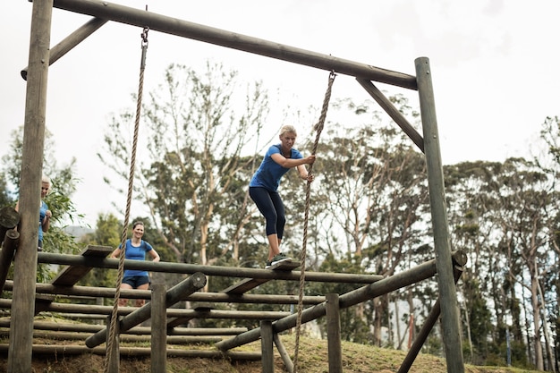 Fit vrouw met het touw tijdens hindernissenparcours