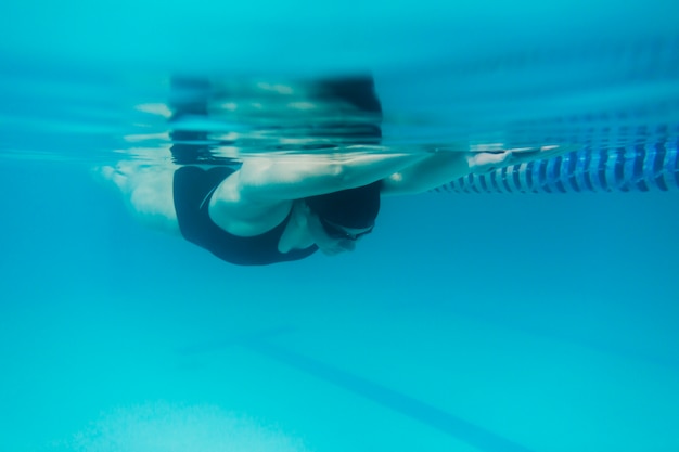 Foto fit vrouw onderwater zwemmen